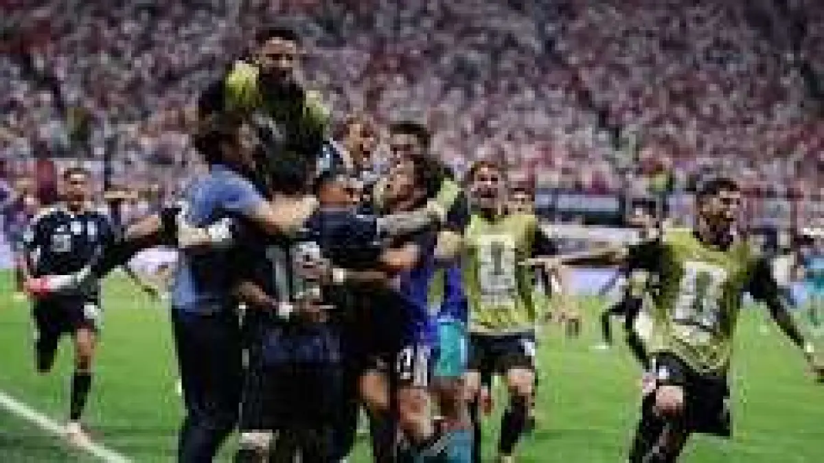 Argentina memastikan tiket ke final Piala Dunia 2026 usai bangkit menaklukkan Inggris 2-1. Gol Enzo Fernandez dan Lautaro Martinez membalikkan keunggulan Inggris, sekaligus menjaga peluang La Albiceleste mempertahankan gelar dunia.
