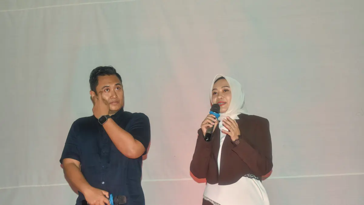 BERIKAN APRESIASI – Pradipta Sani bersama istri dr. Heni salah satu orang tua memberikan apresiasi kepada ELCI Scholll Purwodadi saat memberikan sambutan usai drama. 