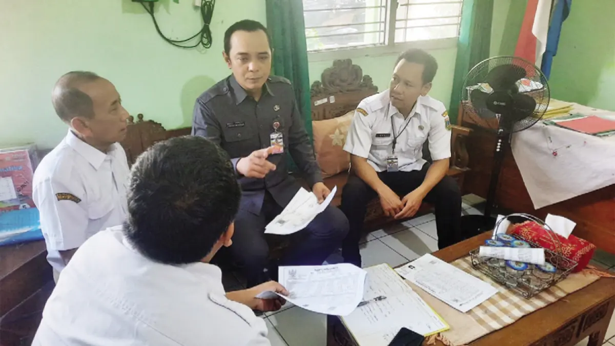 CARI SOLUSI: Kepala Dinsos P3AP2KB Kudus Putut Winarno (dua dari kanan) berkoordinasi dengan SD 5 Hadipolo Kudus dan kepala Desa Hadipolo kemarin. (INDAH SUSANTI/RADAR KUDUS)