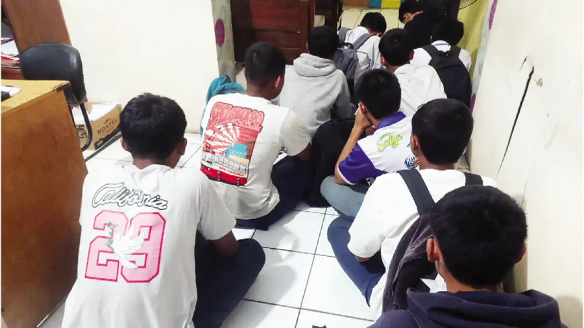 DIAMANKAN: Pelajar yang hendak tawuran digiring di Mapolsek Pati kemarin. (POLSEK PATI UNTUK RADAR KUDUS)
