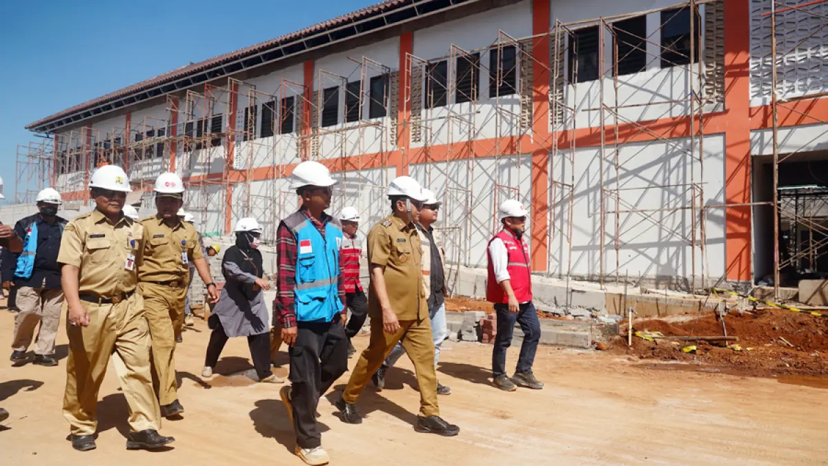 DICEK: Pemkab Pati melihat proses pembangunan sekolah rakyat di Tlogowungu belum lama ini. (ANDRE FAIDHIL FALAH/RADAR KUDUS)
