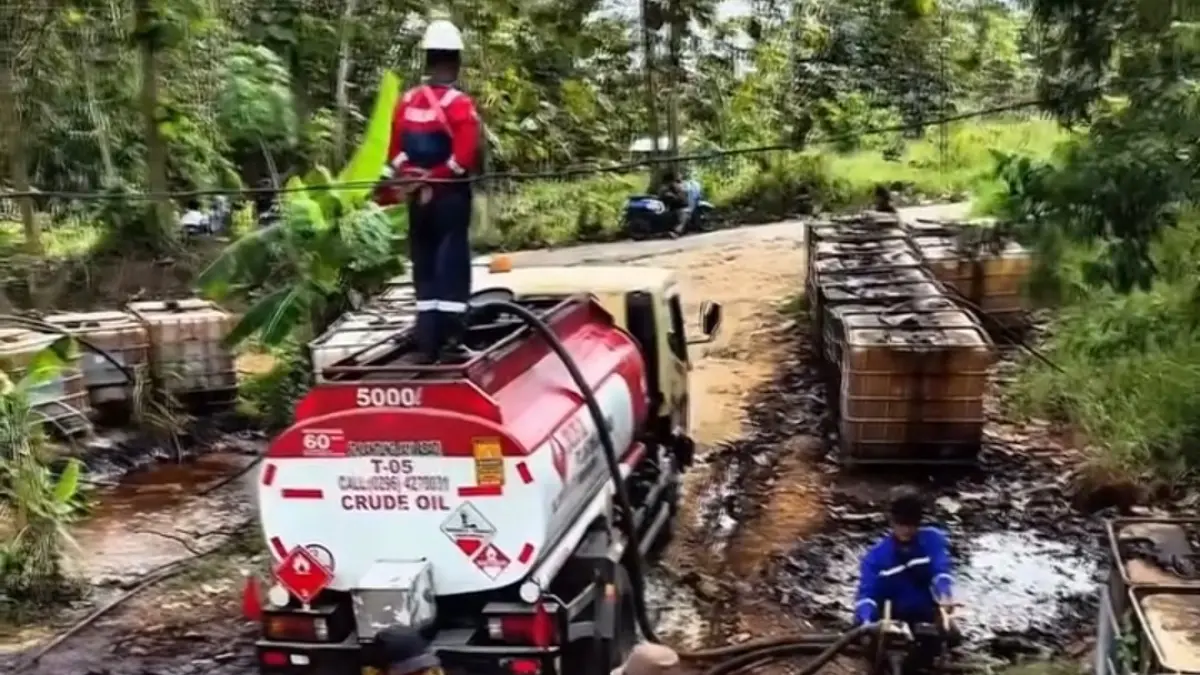 KERJA: Pekerja di sumur minyak rakyat di Desa Plantungan saat proses pemindahan minyak dari penampungan ke truk tangki. (EKO SANTOSO/RADAR KUDUS)
