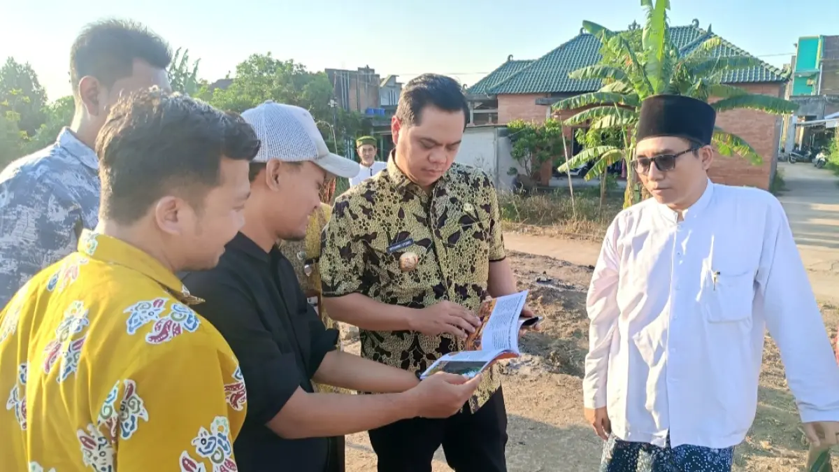 LESTARI: Bupati Jepara Witiarso Utomo tengah ditunjukkan potensi sejarah dan budaya di Desa Kriyan.