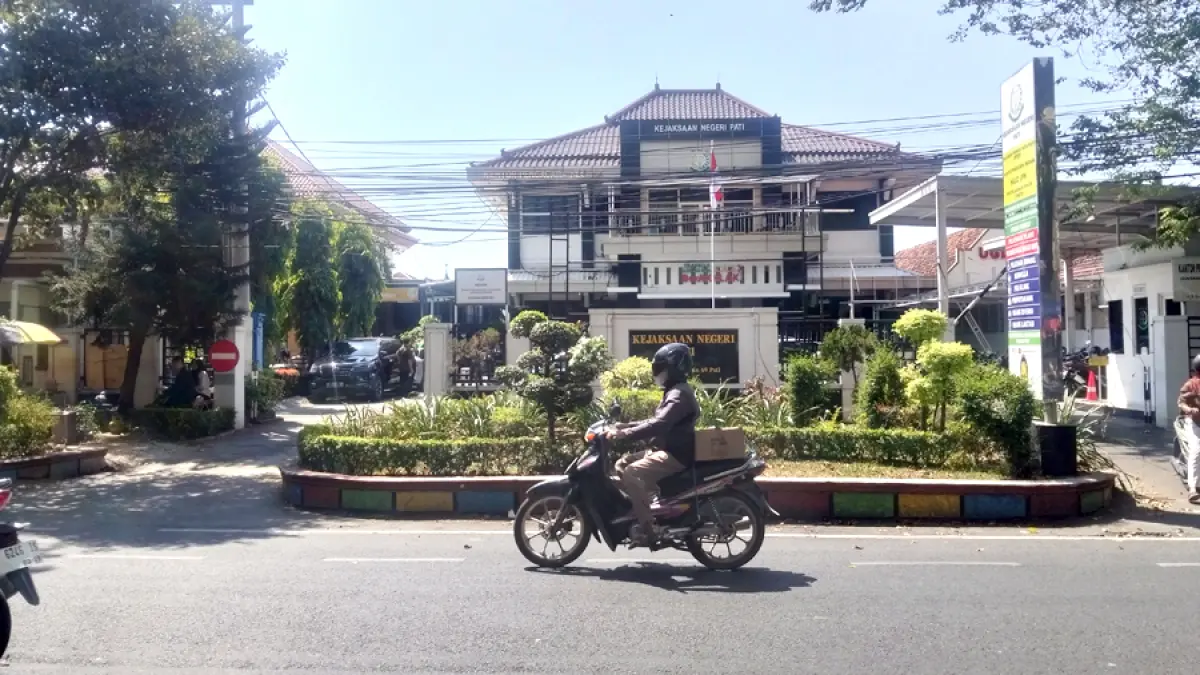 LEWAT: Pengguna jalan melintasi kantor Kejaksaan Pati kemarin. (ANDRE FAIDHIL FALAH/RADAR KUDUS)