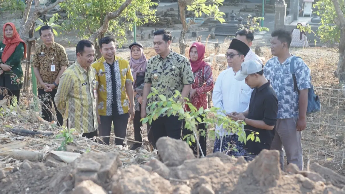PEDULI: Bupati Jepara Witiarso Utomo meninjau kondisi temuan hamparan struktur bata kuno di Desa Kriyan Kecamatan Kalinyamatan, pada Kamis (16/7).