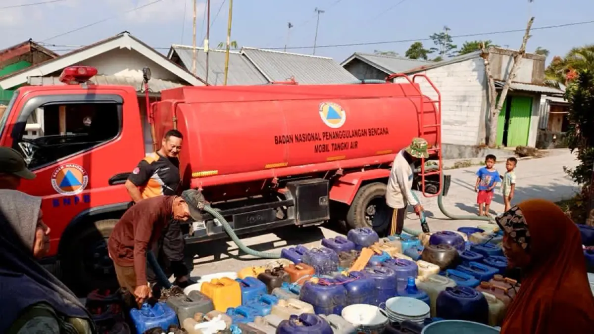 Pemprov Jateng salurkan lebih dari 3,2 juta liter air bersih kepada warga terdampak kekeringan saat musim kemarau.