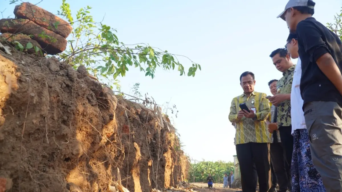 SAKSI SEJARAH: Rombongan Bupati Jepara Witiarso Utomo beserta Disparbud dan pegiat budaya tampak menyaksikan detail struktur bata kuno di Desa Kriyan.