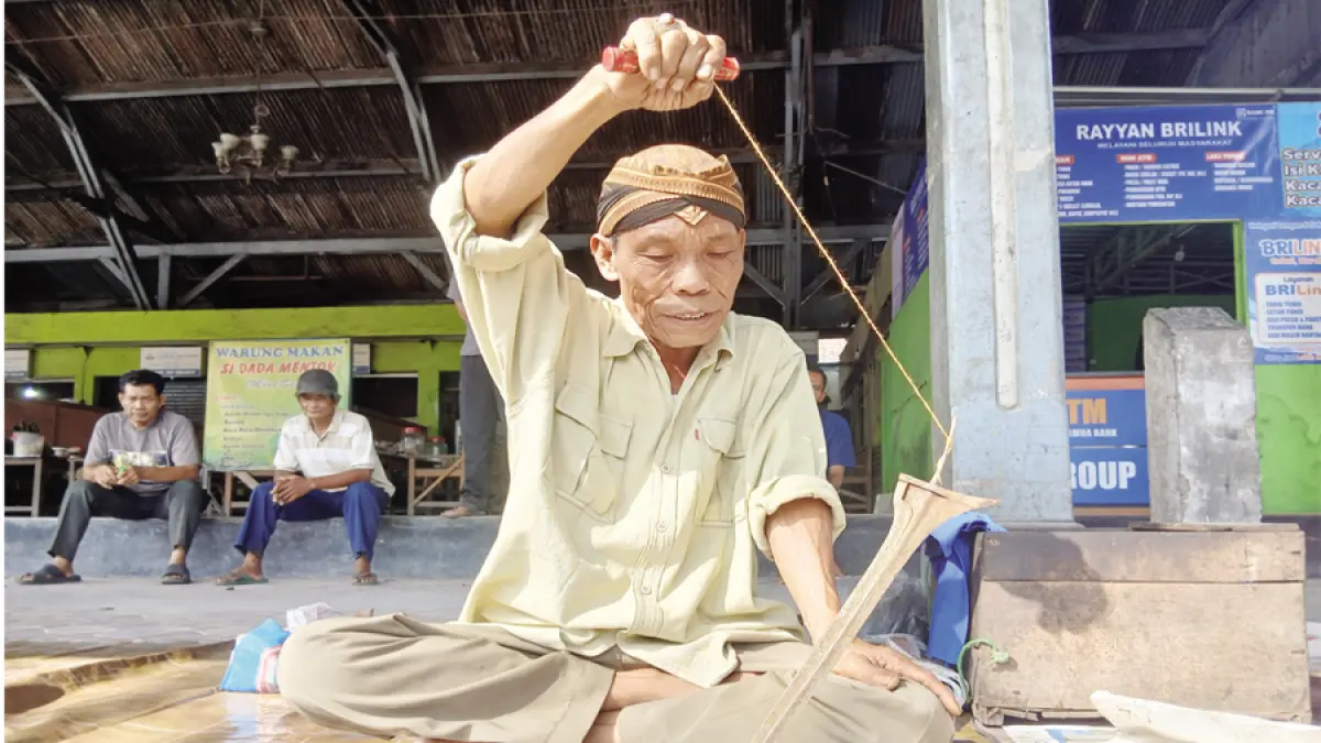 SERIUS: Mulyono memainkan keris yang dijamas. (EKO SANTOSO/RADAR KUDUS)