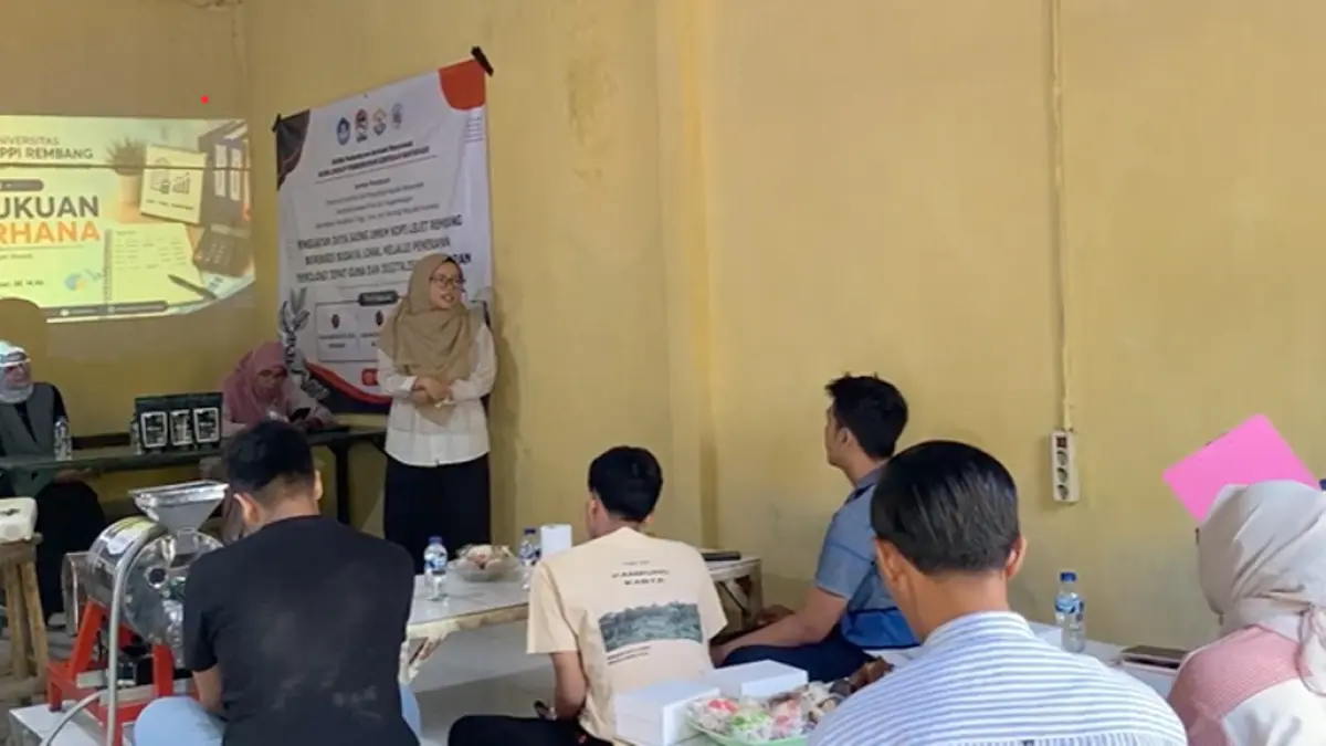 Tim Pengabdian kepada Masyarakat Universitas YPPI Rembang melaksanakan pelatihan bagi pelaku UMKM Kopi Lelet Rembang.