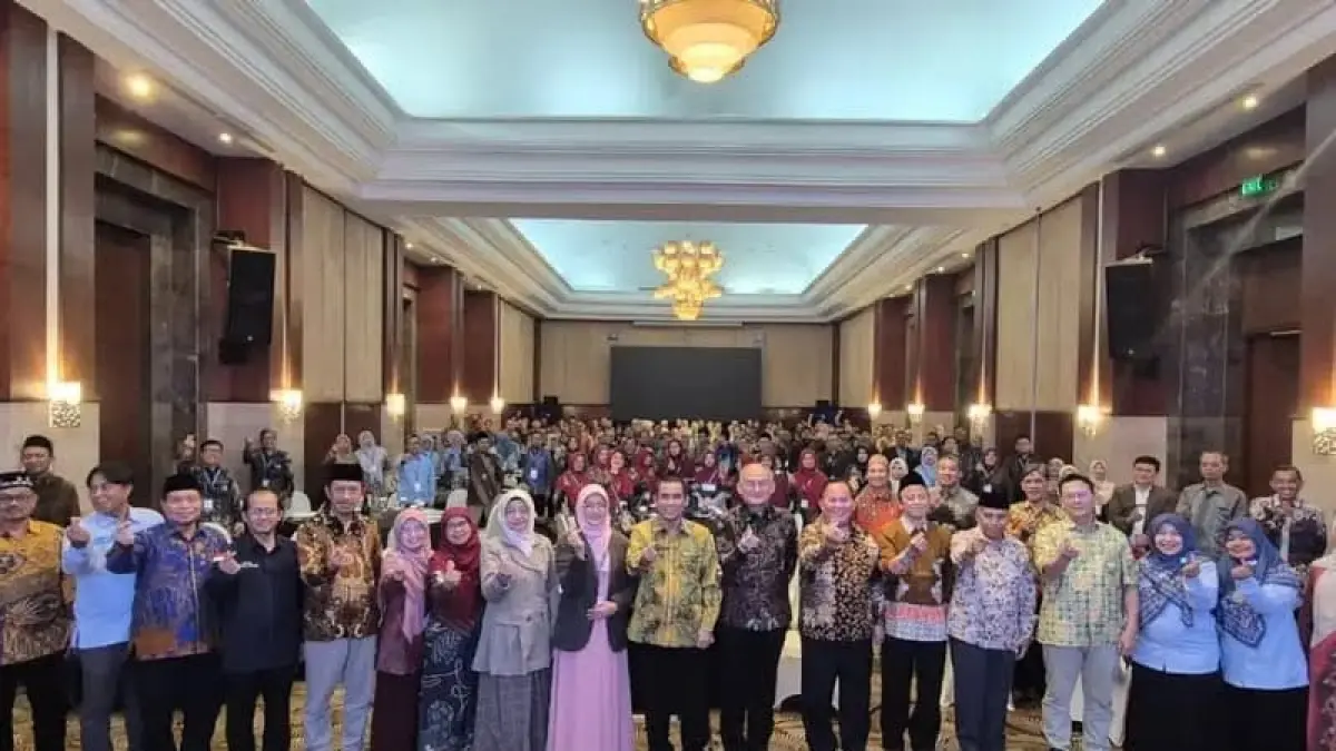 SEMANGAT: Forum Dekan Fakultas Sains dan Teknologi (FORDEK FST) PTKIN Tahun 2026 resmi dibuka di Hotel Novotel Semarang, Kamis (16/7) malam. Kegiatan yang berlangsung hingga 19 Juli 2026 tersebut dibuka oleh Rektor UIN Walisongo Semarang, Prof. Dr. H. Musahadi, M.Ag.