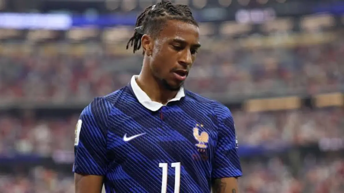Bintang muda Bayern Munchen, Michael Olise dikabarkan ingin bertahan di Bayern Munchen hingga musim depan.