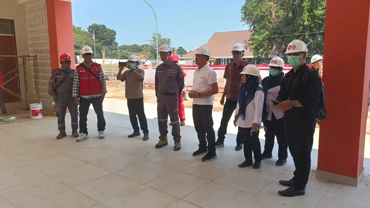 CEK KESIAPAN: Perwakilan dari Kemensos beserta Dinsospermasdes Jepara saat meninjau pembangunan gedung SR Terpadu di Suwawal Timur Kecamatan Pakis Aji.&nbsp;(DINSOSPERMASDES UNTUK RADAR KUDUS)&nbsp;