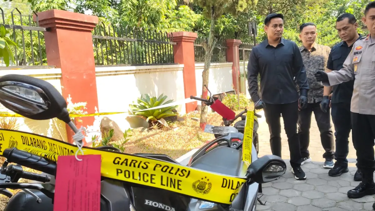 DIAMANKAN – Wakapolres Grobogan Kompol Muhammad Fadhlan menunjukan barang bukti sepeda motor yang terbakar diamankan di Mapolres Grobogan, Jumat (17/7).
