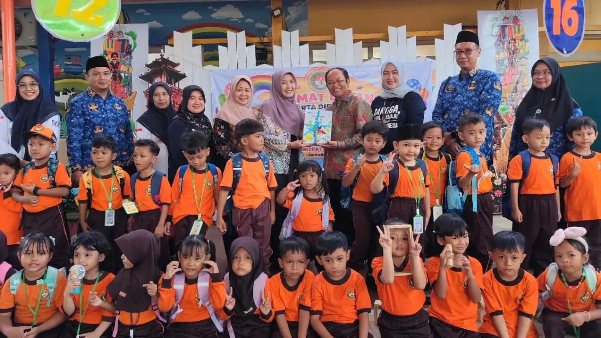 Kepala Badan Pengembangan dan Pembinaan Bahasa saat meninjau MPLS di TK Pertiwi 07.1 Kudus.
