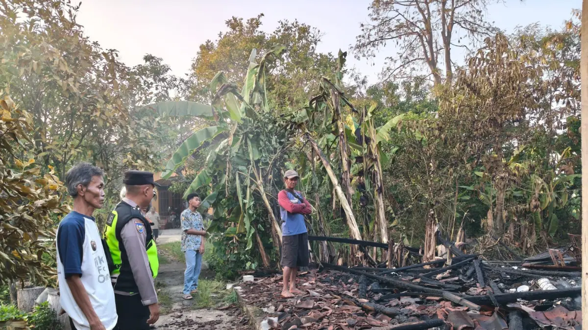 LUDES TERBAKAR – Rumah warga Dusun Pilangkidul Desa/Kecamatan Gubug ludes terbakar Kamis (16/7). 