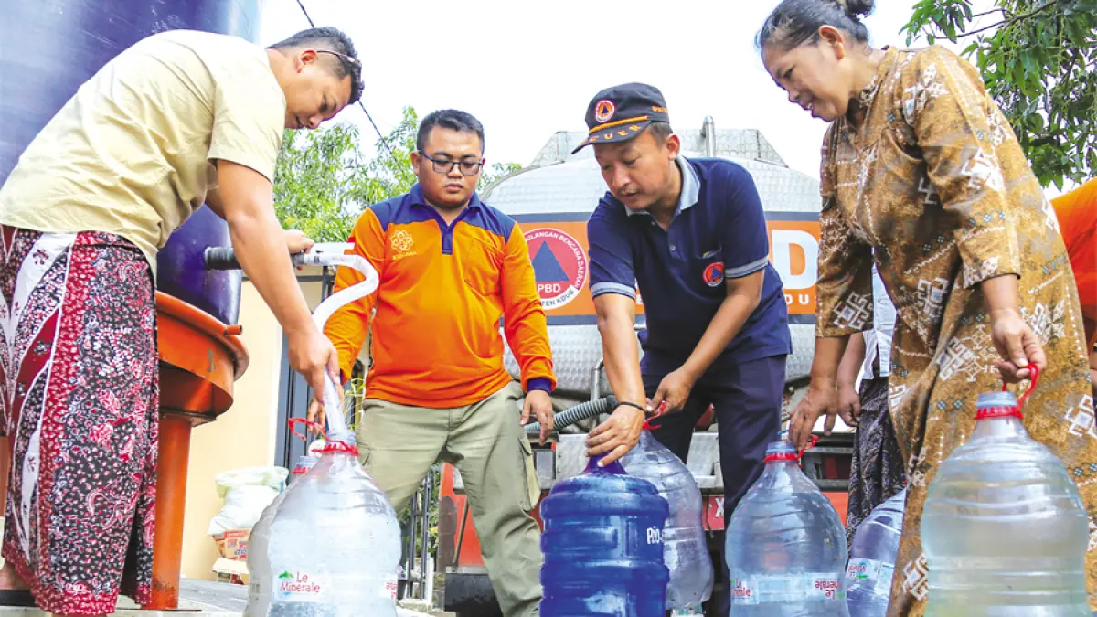 NGANGSU: Warga Desa Glagahwaru, Undaan, Kudus, antre mendapatkan air bersih yang didistribusikan oleh BPBD Kudus kemarin. (GALIH ERLAMBANG W./RADAR KUDUS)