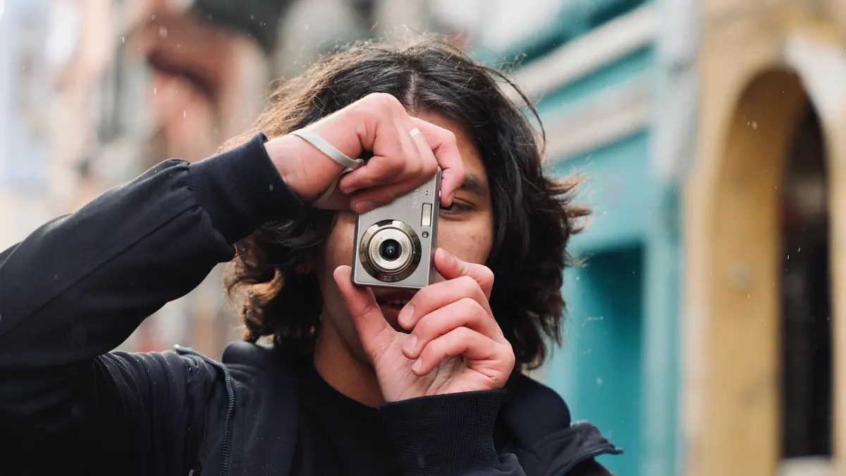 orang menggunakan digicam (PEXEL)