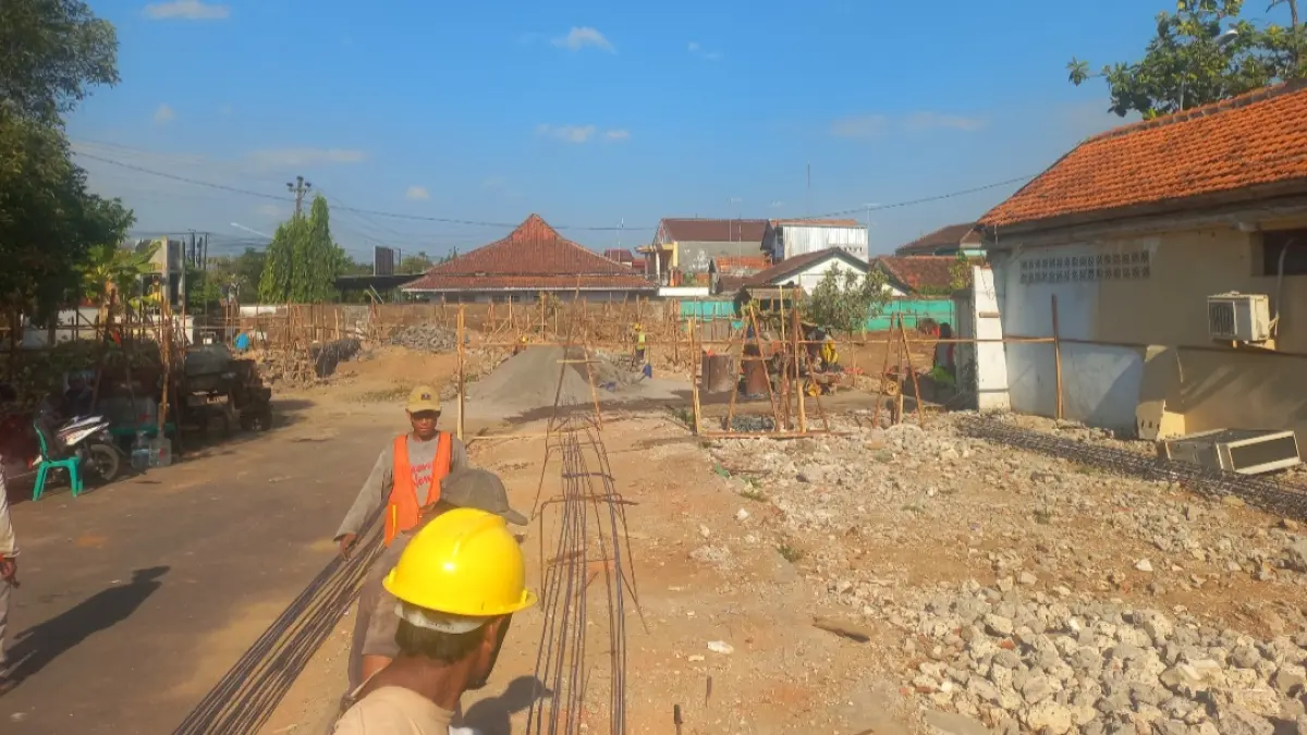 PEMBANGUNAN BARU: Proses pembangunan Rumah Dinas Bupati Jepara dimulai dengan pemasangan pondasi bangunan. (FIKRI THOHARUDIN/RADAR KUDUS)