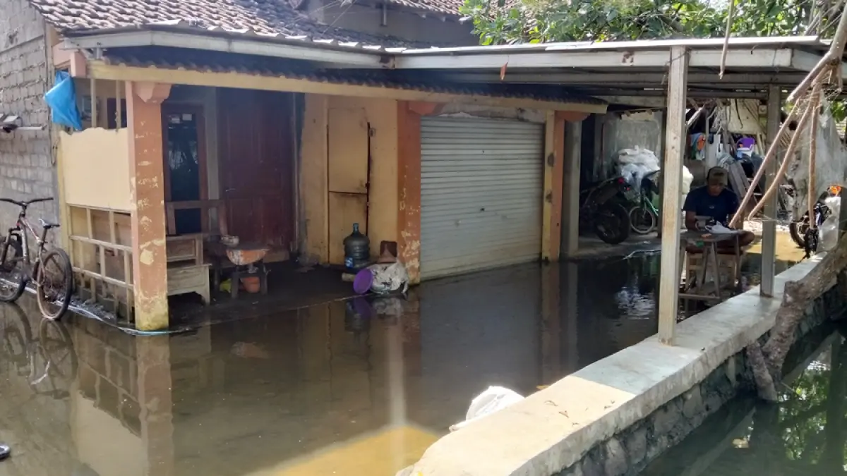 TERENDAM: Salah satu rumah warga Desa Tunggulsari, Tayu, Pati, kebanjiran rob kemarin. (ANDRE FAIDHIL FALAH/RADAR KUDUS)