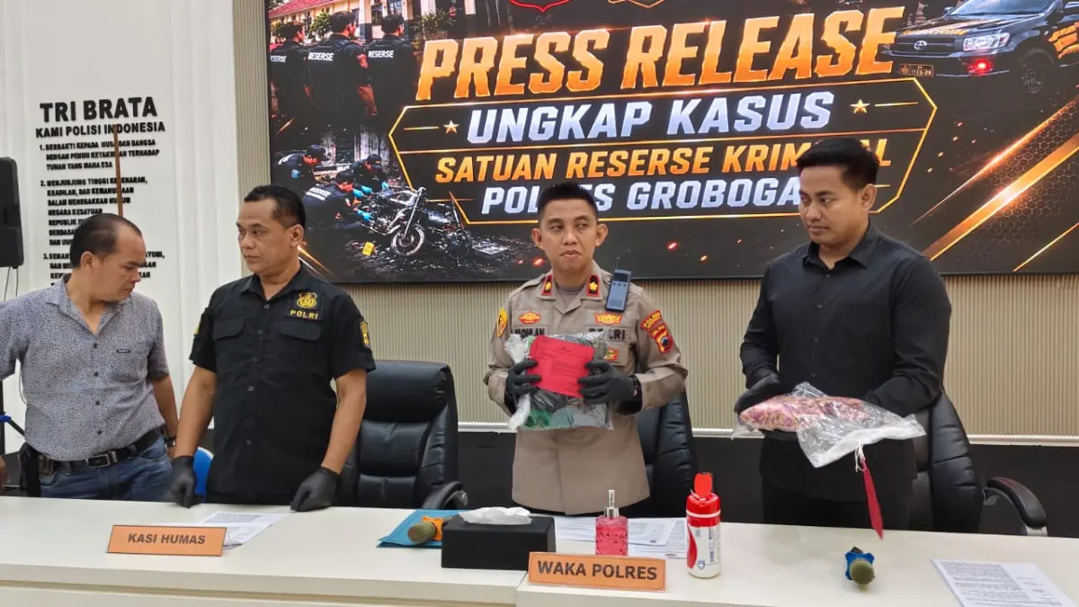 TUNJUKAN BARANG BUKTI – Wakapolres Grobogan Kompol Muhammad Fadlan menunjukan barang bukti atas kasus pemuda perkosa nenek 90 di aula Mapolres setempat, Jumat (17/7). 