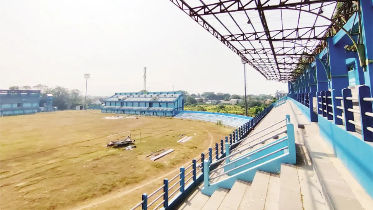 ANGIN SEGAR: Pekerja melakukan pembongkaran atap tribun Stadion Wergu Wetan. (GALIH ERLAMBANG W/RADAR KUDUS)