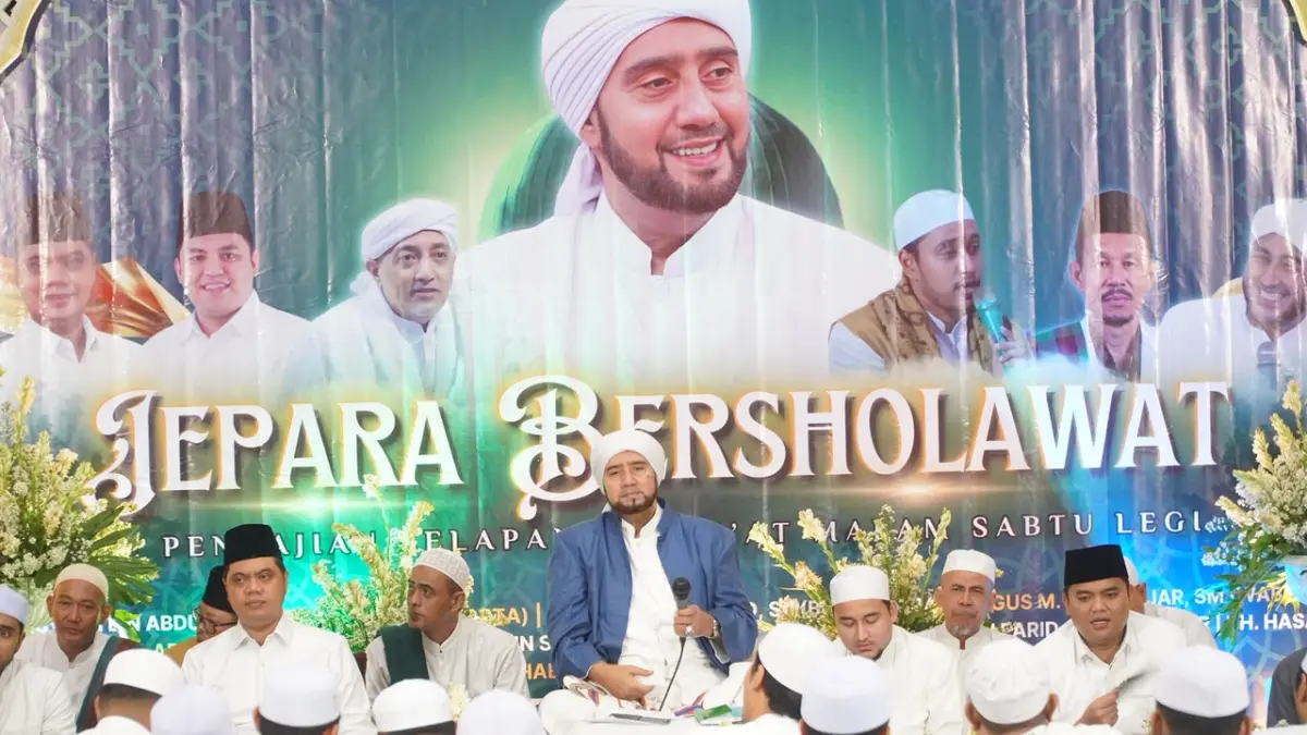 BERKAH: Habib Syech memimpin Jepara Berselawat di Masjid Agung Baitul Makmur. Bupati Witiarso mengajak Ahbaabul Musthofa rutin berselawat di Jepara.