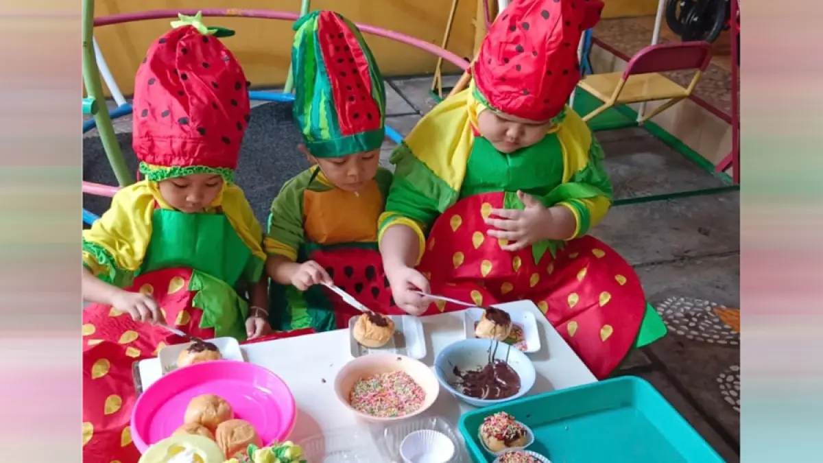 CERIA: Anak-ank KB dan TK AT Tazyka Kudus mengenakan kostum buah. (INDAH SUSANTI/RADAR KUDUS)