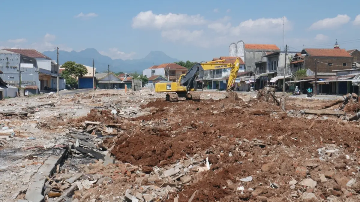 LAND CLEARING: Proses perataan bangunan dan tanah lahan Pasar Bangsri lama, direncanakan area ini akan dibuat ruang publik dan ruang terbuka hijau. (FIKRI THOHARUDIN/RADAR KUDUS)