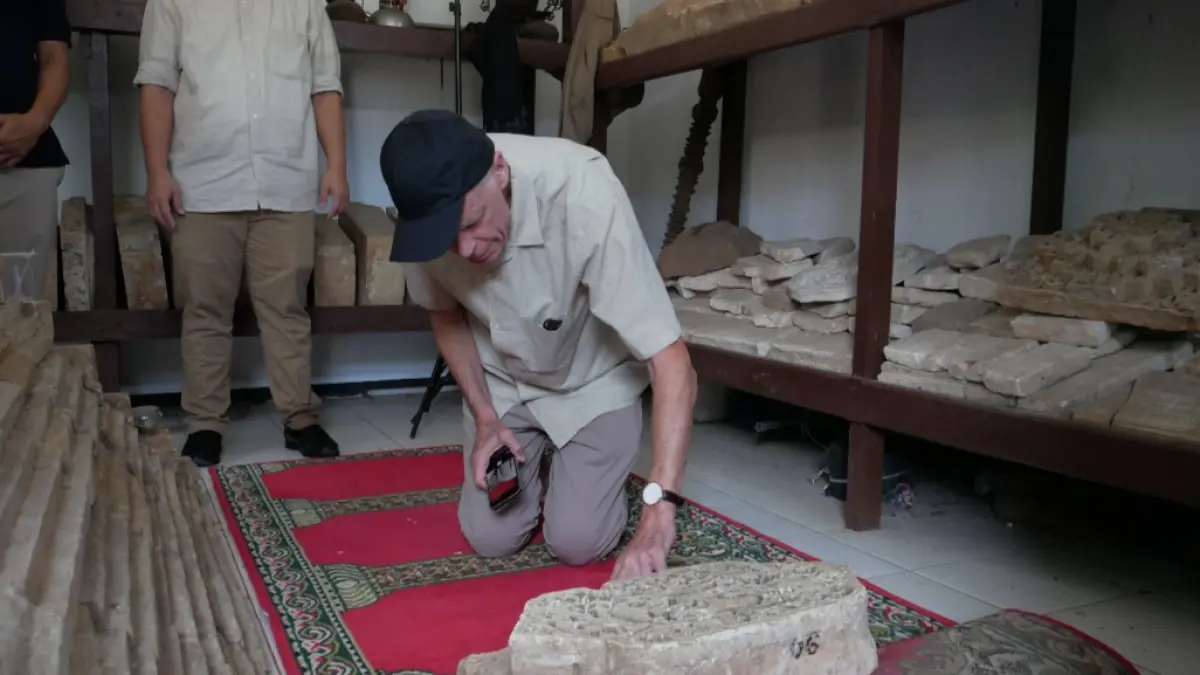 TERPIKAT: Sejarawan peneliti Pangeran Diponegoro, Peter Carey tengah mencatat detail ornamen di tempat penyimpanan koleksi seputar Ratu Kalinyamat di Masjid Mantingan, pada Rabu (10/6). (FIKRI THOHARUDIN/RADAR KUDUS)