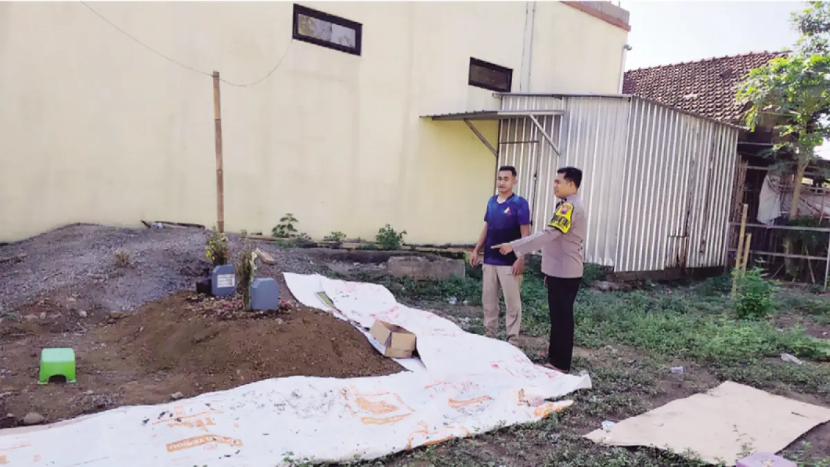 ADA KESEPAKATAN: Polisi mengecek makam di Desa Gribig, Gebog, yang sebelumnya diperdebatkan warga. (POLRES KUDUS UNTUK RADAR KUDUS)