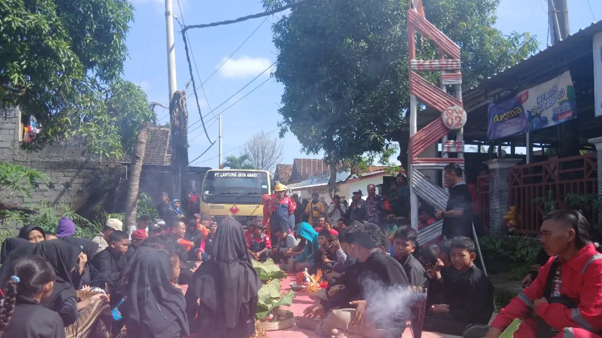 ANTUSIAS: Masyarakat Desa Plantungan, Blora saat syukuran pelepasan truk tanki pengangkut minyak untuk dikirim ke Pertamina pada 11 Mei 2026.(EKO SANTOSO/RADAR KUDUS)