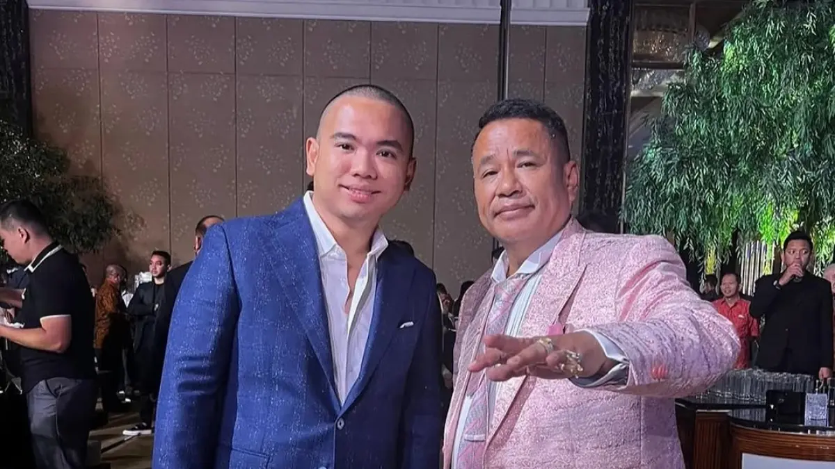Frank Hutapea bersama sang ayah Hotman Paris Hutapea.