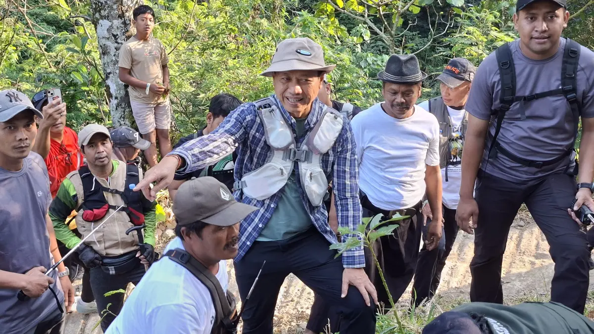 KOORDINASI: Bupati Kudus Sam’ani Intakoris mengoordinasi tim saat menanam pohon di sekitar Pos 2 jalur pendakian Puncak 29, Sabtu (18/7). (ANDIKA TRISNA SAPUTRA/RADAR KUDUS)