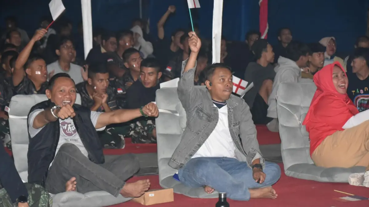 NOBAR: Kepala Disperindag Grobogan Pradana Setyawan, Dandim 0717/Grobogan Letkol Inf Wefri Sandiyanto dan Ketua DPRD Grobogan Lusiana saat nobar.