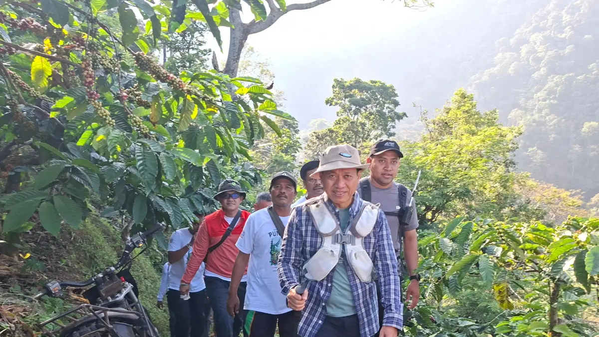 PERJUANGAN: Bupati Kudus Sam’ani Intakoris mendaki bersama masyarakat di jalur pendakian Puncak 29 Gunung Muria, Sabtu (18/7). (ANDIKA TRISNA SAPUTRA/RADAR KUDUS)