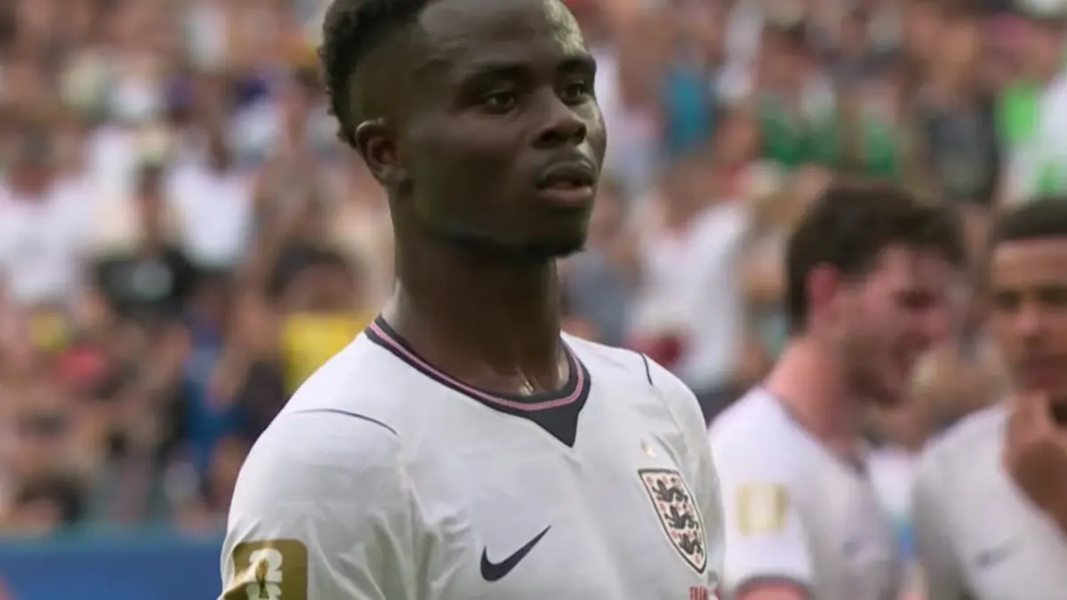 Saka mencetak hattrick saat Inggris mengalahkan Perancis 6-4.
