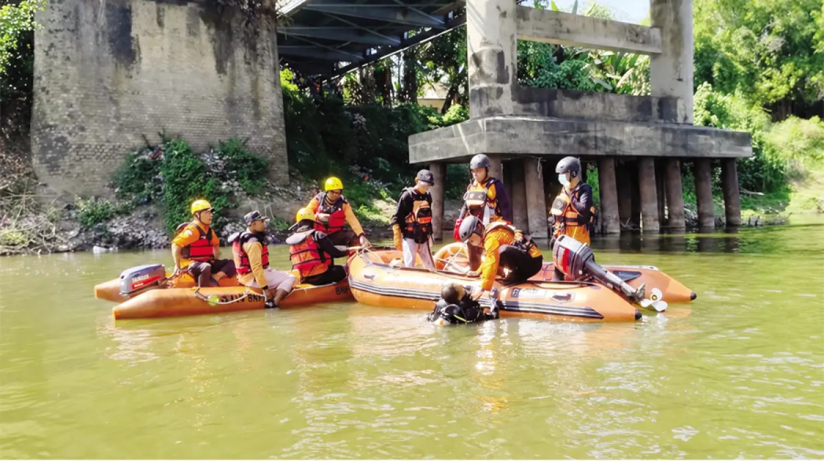 DITEMUKAN: Tim SAR dan BPBD Blora menemukan jenazah korban terjun ke Sungai Bengawan Solo pada Sabtu (18/7) siang. (BPBD BLORA UNTUK RADAR KUDUS)