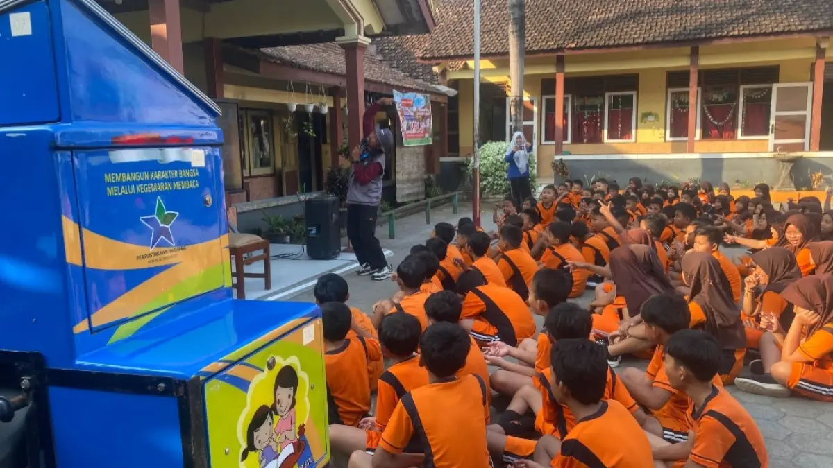 INTERAKTIF: Anak-anak tengah mengunjungi Motor Literasi (MoLi) yang dijalankan oleh Relima Jepara. (RELIMA UNTUK RADAR KUDUS)