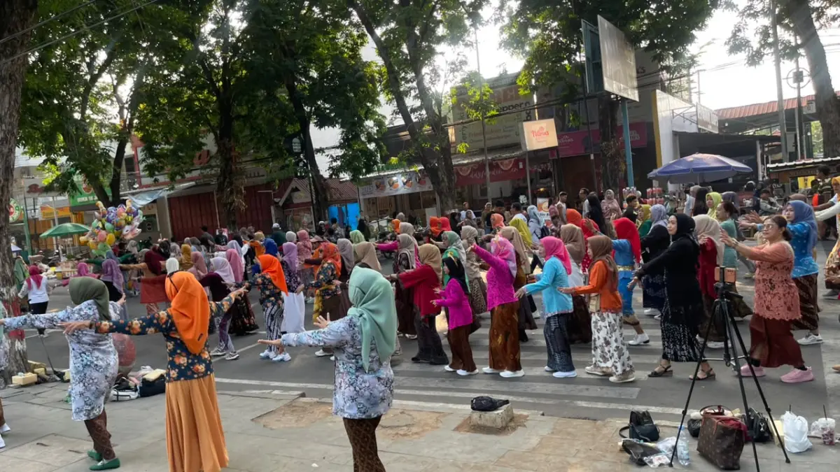 MERIAH: Ratusan perempuan Grobogan saat mengikuti line dance berkebaya di CFD Purwodadi kemarin.