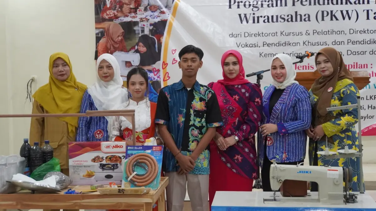 NAIK KELAS: Sebanyak 30 peserta PKW Jepara 2026 lulus pelatihan membatik dan menjahit, sekaligus menerima bantuan peralatan usaha untuk berwirausaha.