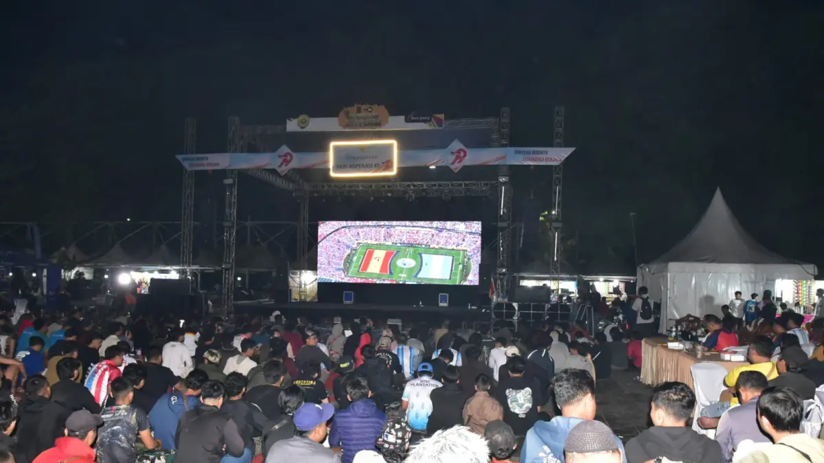 NOBAR: Warga Grobogan saat nobar Piala Dunia di Alun-Alun Purwodadi.