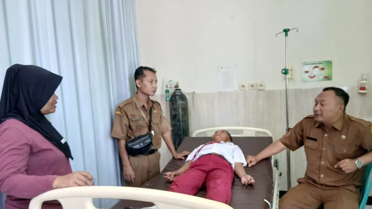 PRIHATIN: Seorang siswa SD Negeri Sendangrejo Ngawen yang terkapar di IGD Puskemas Ngawen. (EKO SANTOSO/RADAR KUDUS)