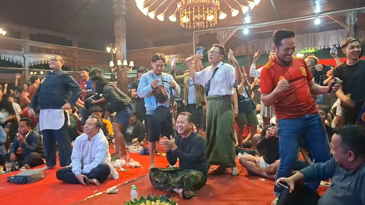 RAYAKAN: Bupati Kudus Sam’ani Intakoris bersama penonton yang hadir merayakan kemenangan Spanyol melawan Argentina final Piala Dunia 2026 di Pendapa Kabupaten Kudus, Senin (20/7) dini hari. (ANDIKA TRISNA SAPUTRA/RADAR KUDUS)
