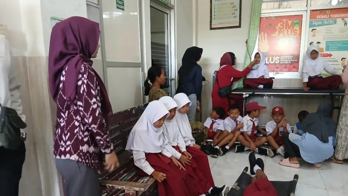 SAKIT: Para siswa Sekolah Dasar Negeri Sendangharjo terbaring di IGD Puskemas Ngawen. (EKO SANTOSO/RADAR KUDUS)