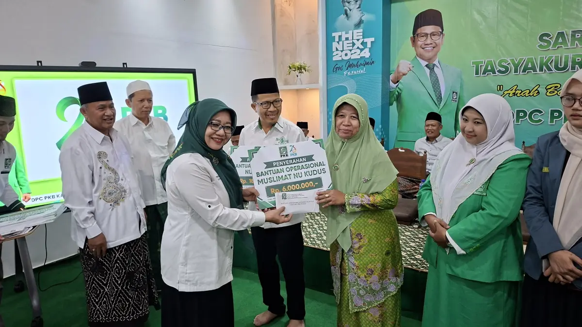SERAH TERIMA: Ketua DPC PKB Kudus Ida Nur Sa’adah menyerahkan bantuan operasional secara simbolis dalam acara Harlah PKB Kudus ke-28, Minggu (19/7) malam. (ANDIKA TRISNA SAPUTRA/RADAR KUDUS)