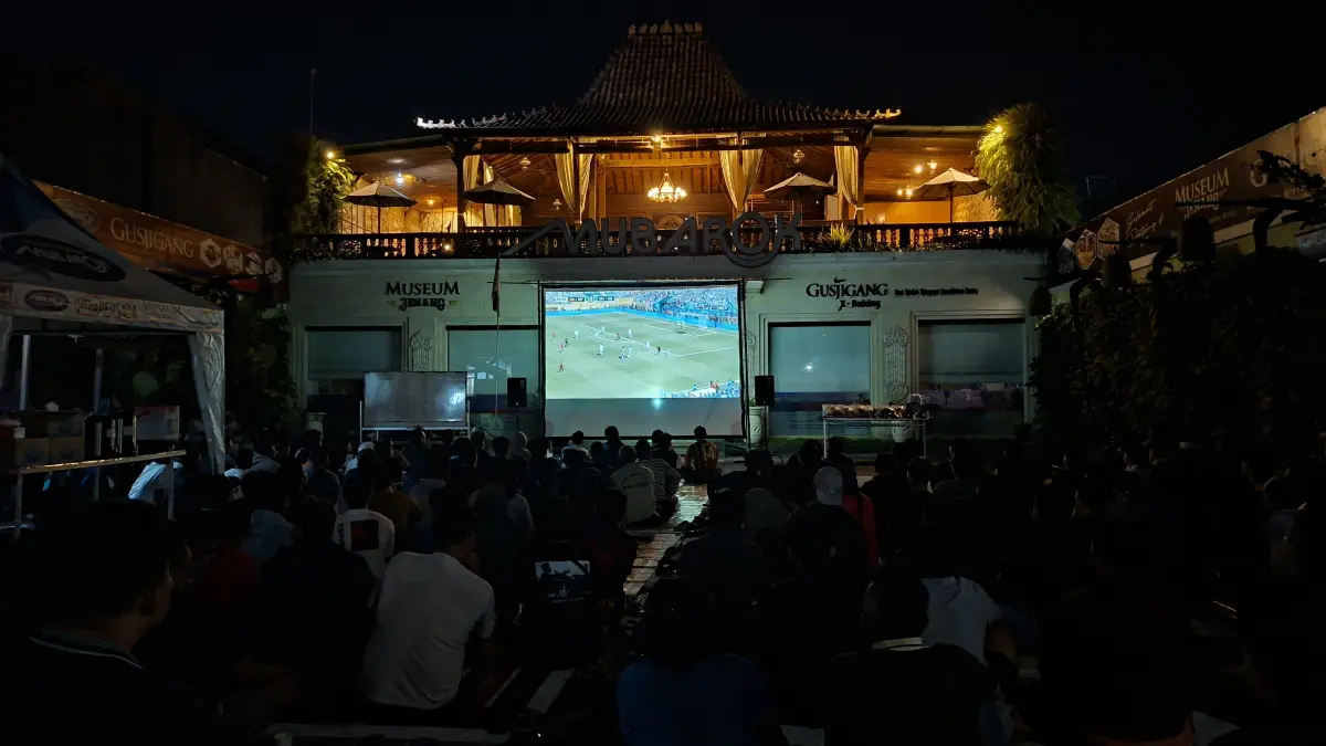 SORAK: Ratusan warga bersorak memberikan dukungannya saat nobar final Piala Dunia 2026 antara Spanyol melawan Argentina di halaman Showroom Mubarokfood Cipta Delicia, Senin (20/7) dini hari. (ANDIKA TRISNA SAPUTRA/RADAR KUDUS)