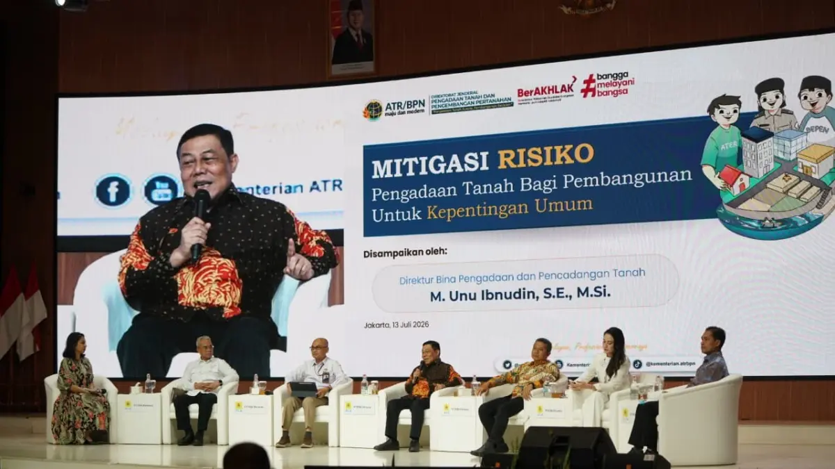 HANGAT: Suasana diskusi panel bertajuk “Risk Assessment and Mitigation Strategy Program Listrik Desa dan PLTS” yang menghadirkan narasumber Gubernur Maluku Utara, Sherly Tjoanda (kedua dari kanan), Direktur Bina Pengadaan dan Pencadangan Tanah Kementerian Agraria dan Tata Ruang (ATR), Unu Ibnudin (keempat dari kanan), Direktur IV Jaksa Agung Muda bidang Intelijen, Abdullah Noer Deni (kedua dari kiri), Direktur Pengawasan Badan Usaha Energi dan Pertambangan BPKP, Felix Joni Darjoko (ketiga dari kiri), Guru Besar Hukum Korporasi dan Investasi Universitas Sebelas Maret, Prof. Yudho Taruno (ketiga dari kanan), dan EVP Pengembangan Listrik Desa PLN, Ahmad Mustaqir (kanan).