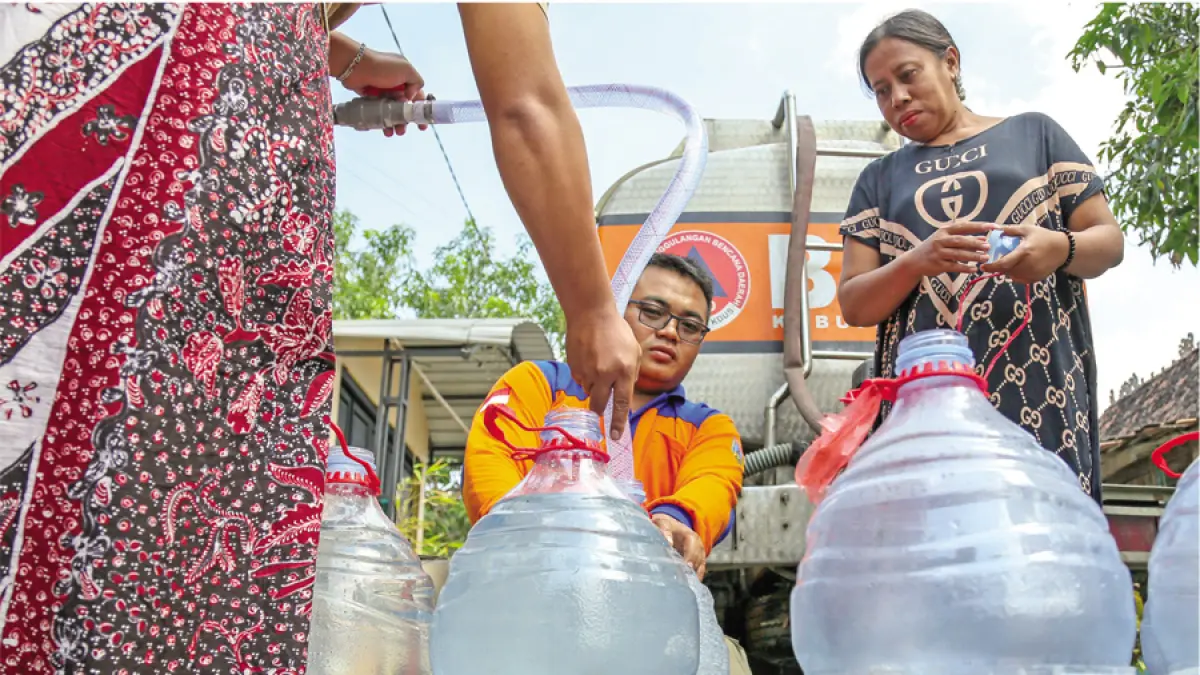 DARURAT: Petugas BPBD Kudus menyalurkan bantuan air bersih kepada warga Desa Glagahwaru, Undaan, Kudus. (GALIH ERLAMBANG W/ RADAR KUDUS)