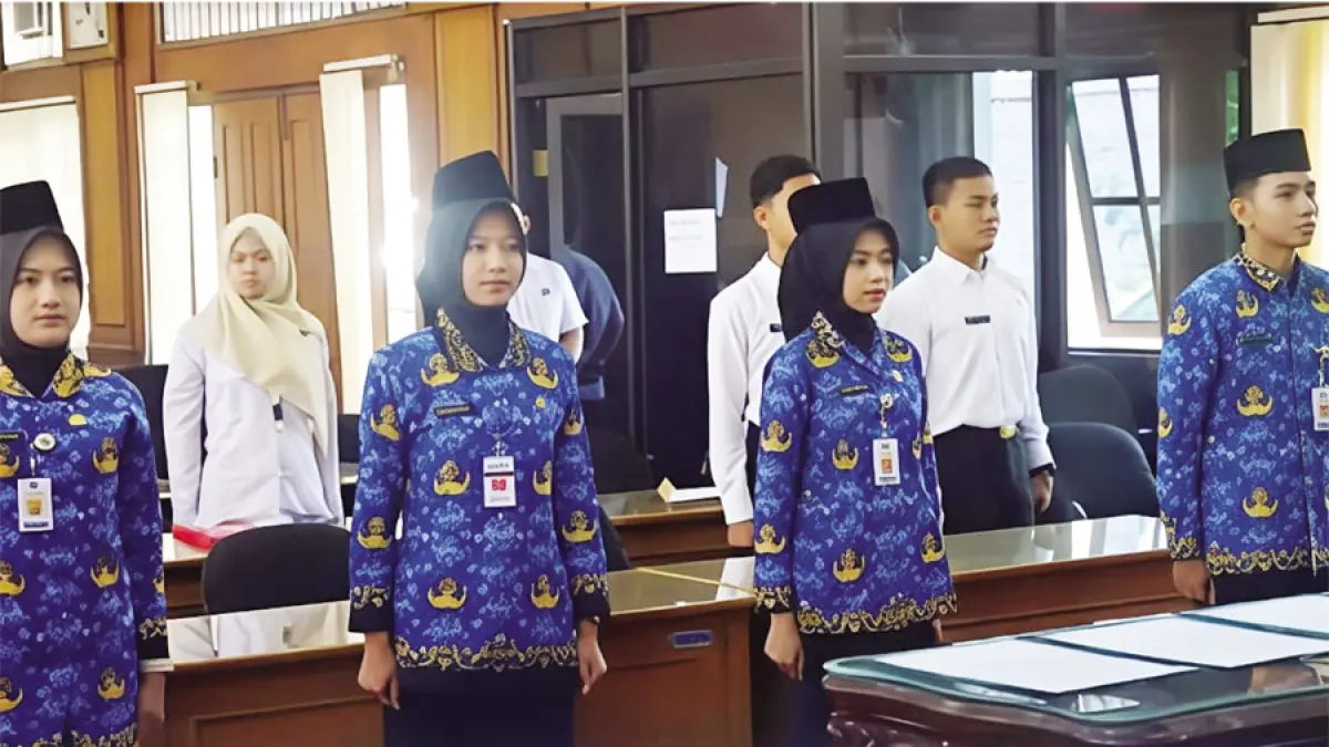 DILANTIK: Pemkab Pati menyerahkan SK pegawai di pendopo setempat belum lama ini. (ANDRE FAIDHIL FALAH/RADAR KUDUS)