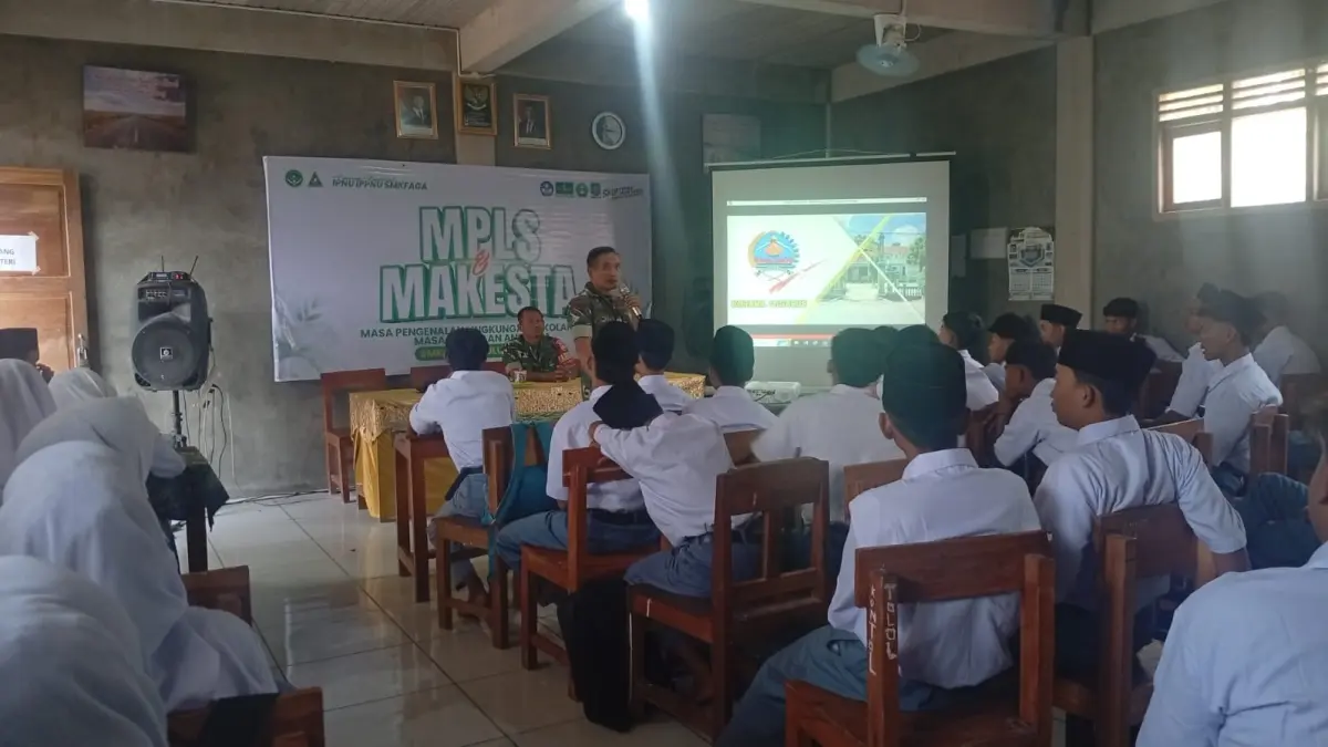 MASUK SEKOLAH: TNI Kodim 0717/Grobogan saat memberikan pembekalan para pelajar.